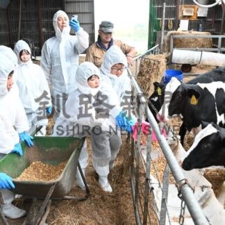 牛の餌やりや搾乳見学　友好都市の大阪・枚方と町内中学生交流【別海町】(2025-08-11)