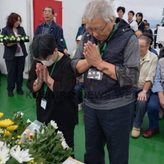 羅臼沖で洋上慰霊　低気圧で予定短縮「また来年も」【根室市】(2025-08-18)