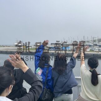 元島民ら故郷思い祈り　北方領土第５回洋上慰霊【根室市】_2(2025-08-18)