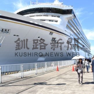 飛鳥Ⅲ初入港  新造船の豪華客船、市民ら出迎え【釧路市】(2025-08-19)