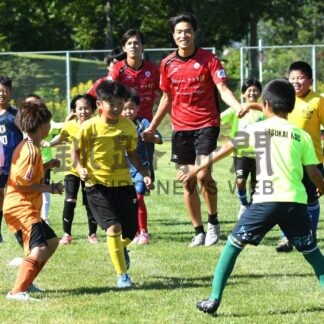 未来のプロ選手が地元小学生に指導　日本大学サッカー部クリニック【釧路市】(2025-08-20)