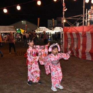手拍子そろえて踊りの輪♪　鶴居で盆踊り　１３００発の花火も【鶴居村】(2025-08-25)