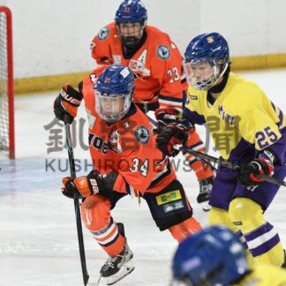 試合白熱　釧路ゆかりの選手奮闘　くしろタンチョウカップ交流戦_1(2025-08-25)