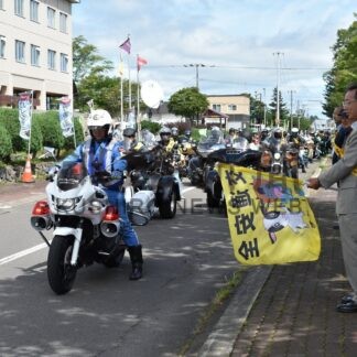 安全運転を呼び掛け　町交通安全運動推進協、バイクの日に合わせ啓発【標茶町】(2025-08-26)