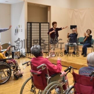 劇の合間に健康体操　くしろ高齢者劇団、２施設で出前公演【釧路市】(2025-08-30)