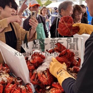 根室かに祭り開幕　直売に行列、にぎわう【根室市】(2025-08-31)