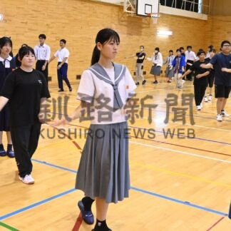 ツルを通して絆深める　阿寒中、鹿児島の２中学校と交流　クラブでの活動を報告【釧路市】(2025-08-31)