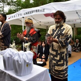 先祖の冥福祈る　阿寒アイヌ協会、遺骨返還で供養【釧路市】(2025-09-01)