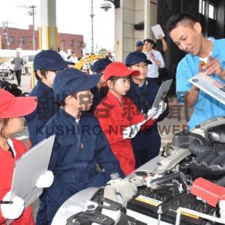 車の整備　仕事に興味　子供ら体験、展示も　ふれ愛フェス【釧路市】(2025-09-01)