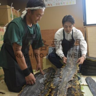 コンブ漁の実情聞く鈴木知事　羅臼で「なおみちカフェ」【羅臼町】(2025-09-02)