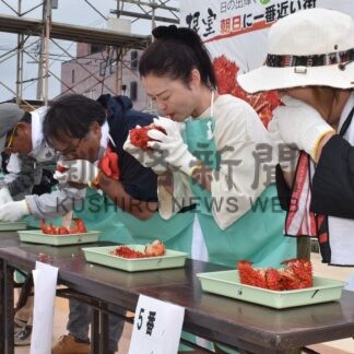 かに早喰い競争盛況　根室かに祭り【根室市】(2025-09-02)