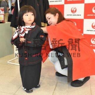 制服で「ハイポーズ」　釧路空港で空の日イベント【釧路市】(2025-09-07)