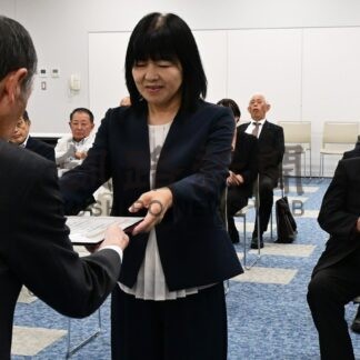 根室市議選、１６人に当選証書付与　「市発展に尽力を」【根室市】(2025-09-11)