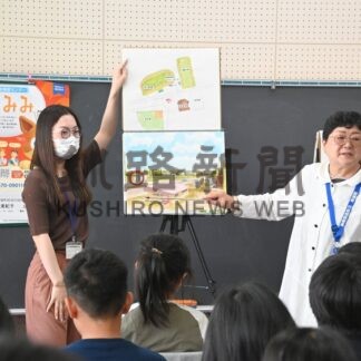 行政と暮らしの関わり説明　別海・中春別小　相談員が出前教室【別海町】(2025-09-22)