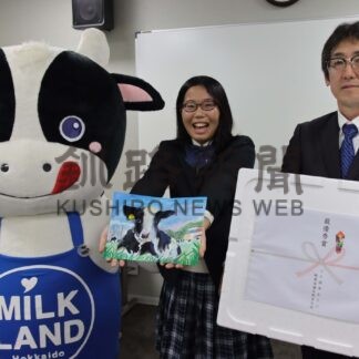 庄林さん（根室高３年）最優秀　乳牛イラストコン表彰式【根室市】(2025-09-22)