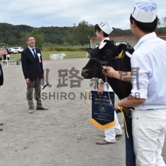 エフシーエスが最高賞　標茶町農協　釧路ホルスタイン共進会【釧路市】(2025-09-24)