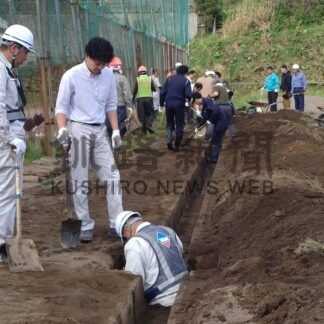 排水溝の土 取り除く　釧路市建設事業協会、北陽高生と協働作業【釧路市】(2025-09-25)