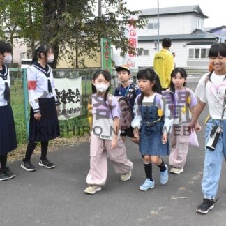 児童らに「おはよう」　釧路町富原地区学校運営協、登校時あいさつ運動【釧路町】(2025-09-27)