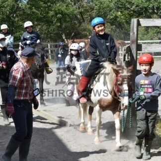 乗馬やブラッシング体験　虹別小児童、馬文化学ぶ【標茶町】(2025-09-27)