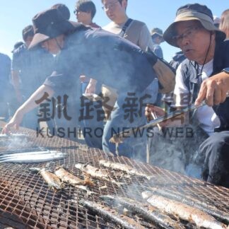 「根室のさんま」満喫　炭火焼きに長蛇の列、きょうまで祭り【根室市】(2025-09-28)