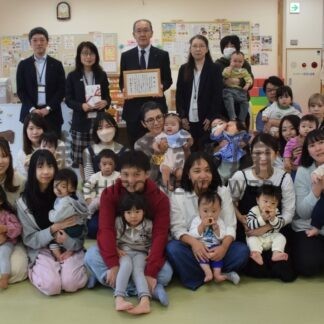 子育て支援総合センターにクッションマット寄贈　本田組【釧路市】(2025-10-03)