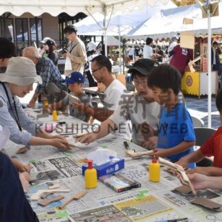 子供たち工作に挑戦　木育フェス、買い物や体験楽しむ【釧路町】(2025-10-04)