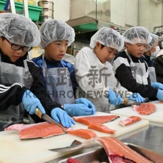 基幹産業の漁業へ理解　標津漁港で小学生が体験学習【標津町】(2025-10-05)