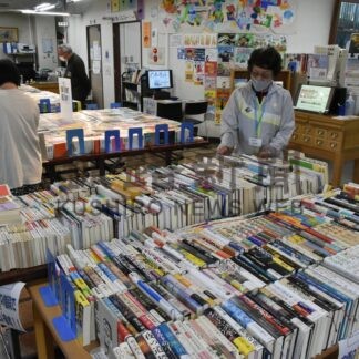 小説や漫画、低価格で販売　図書館で古本市にぎわう【標茶町】(2025-10-07)