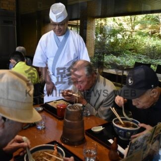 摩周新そばに舌鼓　老人ホーム入居者に無償で振る舞う【弟子屈町】(2025-10-08)