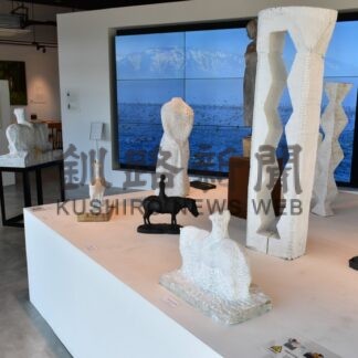 阿寒の間伐材で初作品　道教大釧路校、福江教授が個展【釧路市】(2025-10-08)