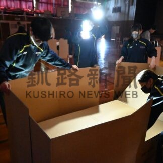 暗闇でベッド組み立て　阿寒高が１日防災の日訓練【釧路市】(2025-10-09)