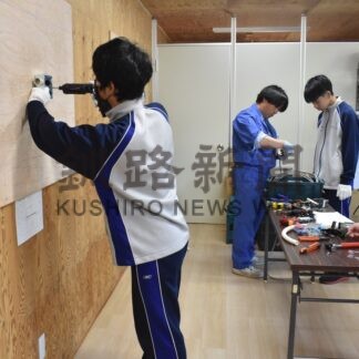 電気工事業を学ぶ　共栄中が体験学習【釧路市】(2025-10-10)