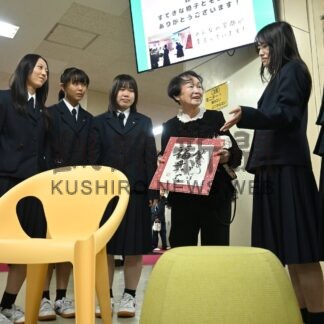 孫の成長に感謝 北陽高に寄付　釧路の鈴木さん【釧路市】(2025-10-10)