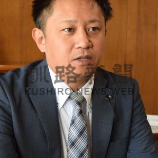 メガソーラー規制強化求める　岡田道議が来社、道政報告【釧路市】(2025-10-12)