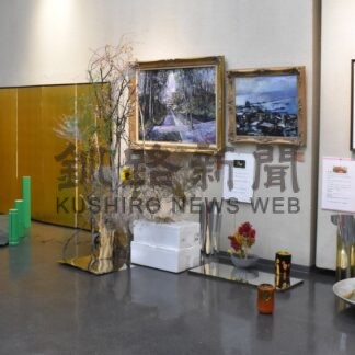絵画や陶芸とコラボ　華道家元池坊道東会、　きょうまで花展【釧路市】(2025-10-12)