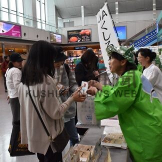 牛乳のおいしさ釧路空港でＰＲ　丹頂農協女性部【釧路市】(2025-10-13)