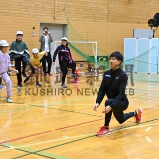 「挑戦に才能関係ない」　陸上の長谷川選手別海訪問　中春別小で指導【別海町】(2025-10-15)