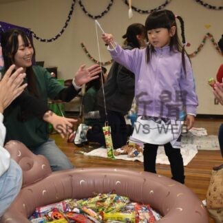 お菓子釣りに子供たち笑顔　くしろせんもん学校「釧専祭」　多彩なイベント楽しむ【釧路市】(2025-10-15)