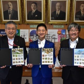 フレーム切手３種寄贈　日本郵便北海道支社、釧路市と動物園に【釧路市】(2025-10-17)