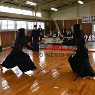 柔道と剣道技術競う　道警釧本が大会、警察官４０人参加【釧路市】(2025-10-18)