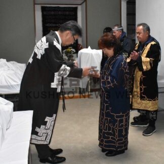 先祖を儀式で慰霊　釧路アイヌ協会、遺骨返還し供養【釧路市】(2025-10-19)
