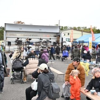 グルメや抽選多彩にぎわう　町商工会秋まつり【標津町】(2025-10-23)