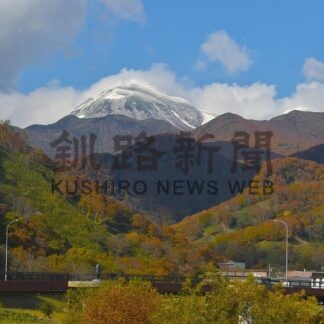 羅臼岳山頂、白化粧　初冠雪観測、冬の足音近づく【羅臼町】(2025-10-24)