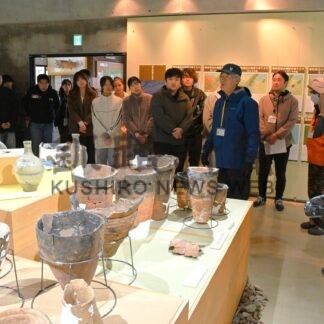 サケと標津の歩み学ぶ　札幌学院大、学生がフィールドワーク【標津町】(2025-10-26)