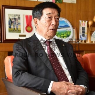 山口教育委員が退任あいさつ　鶴間市長を訪問【釧路市】(2025-10-31)