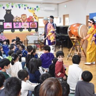 園児ら太鼓体験に笑顔　仏教釧路幼稚園、新芸能集団迎える【釧路市】(2025-11-04)