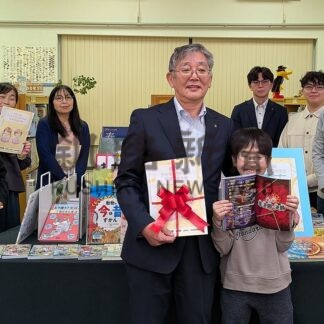 児童小説や学習本８０冊寄贈　古本市実行委、根室市図書館に【根室市】(2025-11-09)