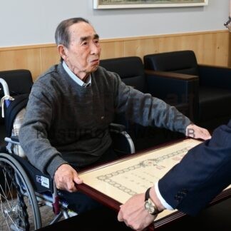 髙村さんに高齢者叙勲伝達　選管委、文化振興で活躍【根室市】(2025-11-11)