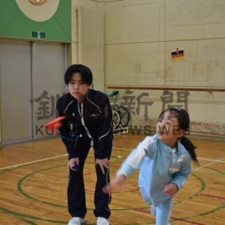 紙飛行機で子供と触れ合う 釧路北陽高生が職業体験【釧路市】(2025-11-12)