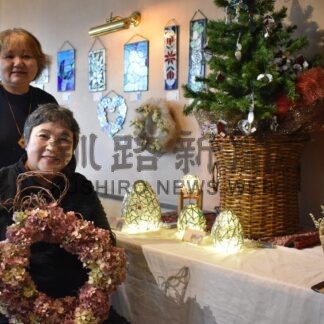 ステンドグラスやリース並ぶ　竹内、服部さん２人展【釧路市】(2025-11-12)